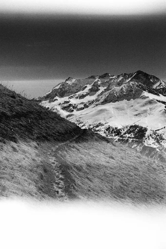 Sentier de montagne enneigé, photographie noir et blanc